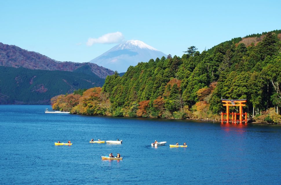 秋の箱根で結婚式　神社と披露宴ができる会場おすすめ５選　芦ノ湖